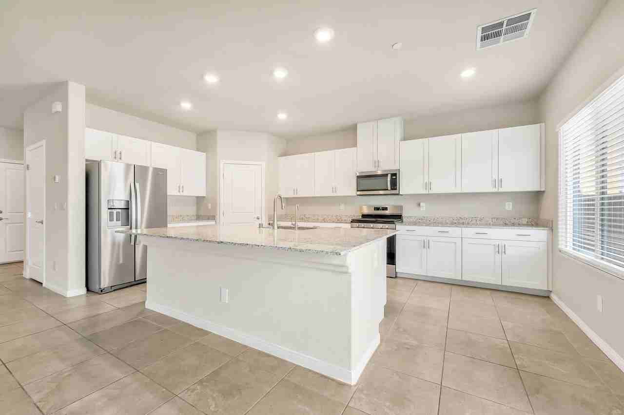 472 Silverweed Ave - Photo 6 of 22