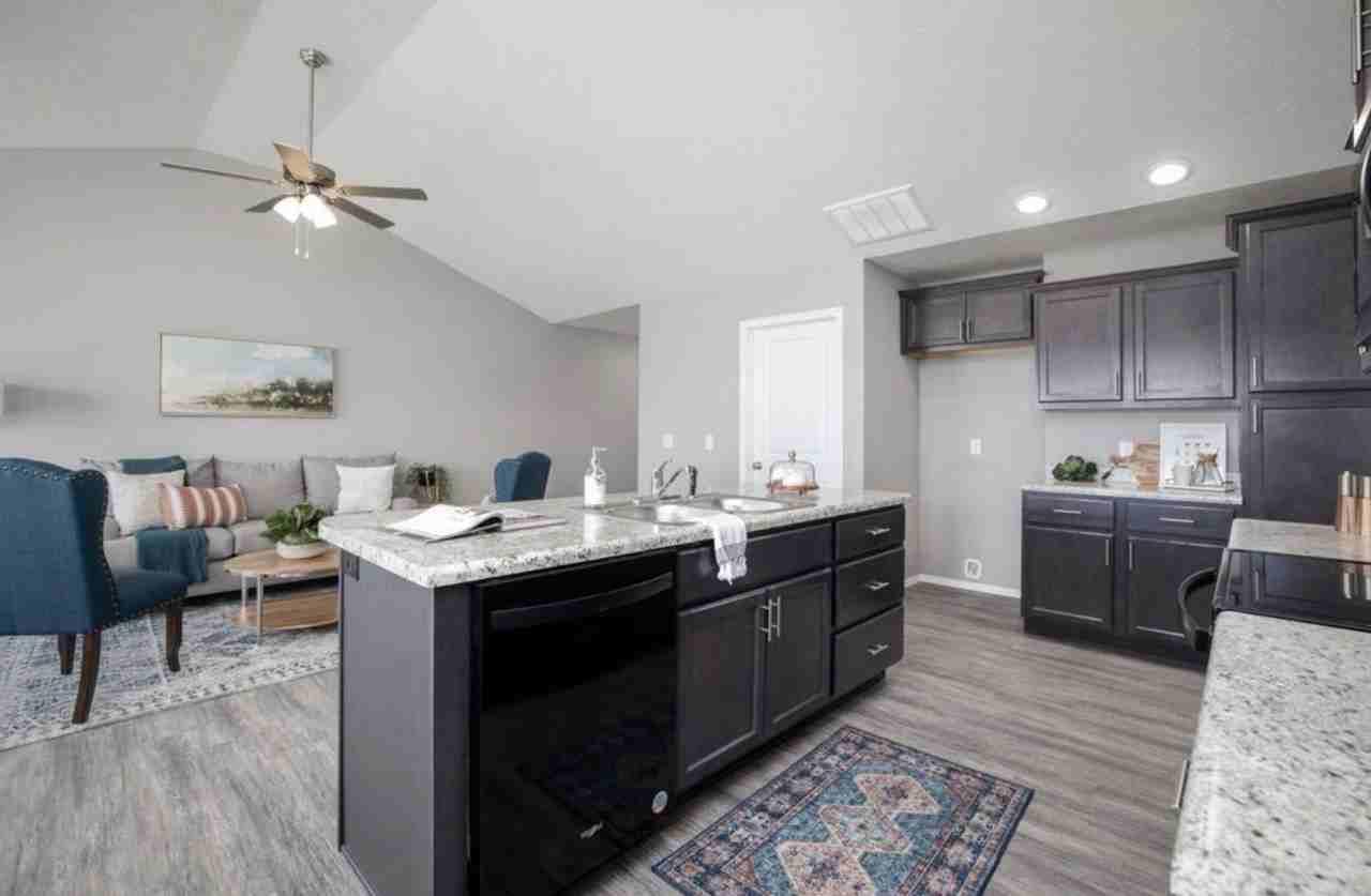 1460 Habersham St - Photo 4 of 9