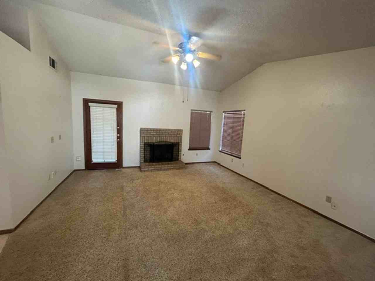 6025 W Paradise Ave - Photo 2 of 11