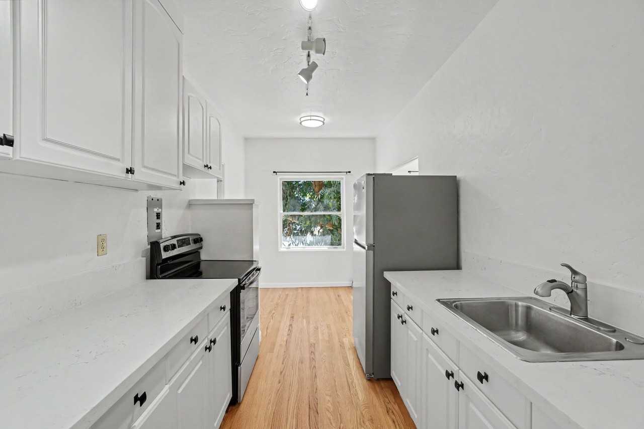 611 E 20th St - Photo 2 of 23