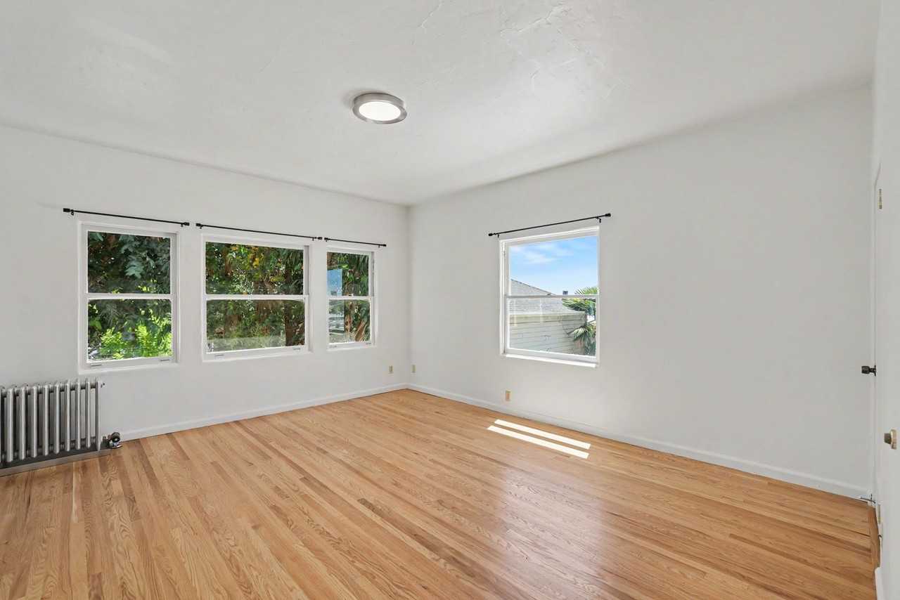 611 E 20th St - Photo 5 of 23