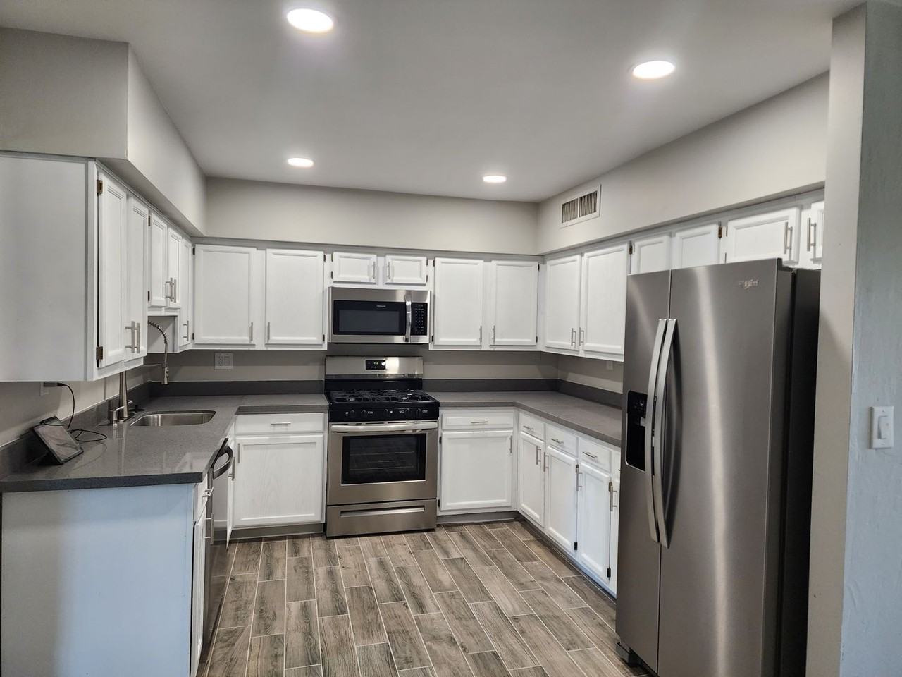 1041 W Elna Rae St - Photo 5 of 21