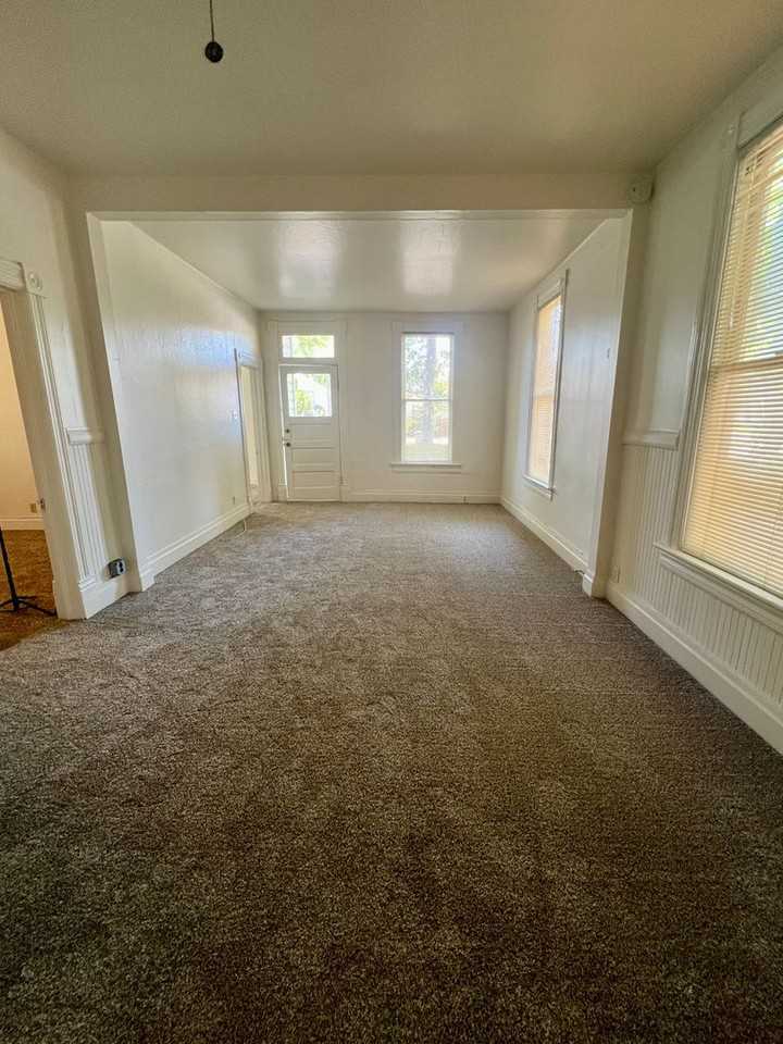 1044 Lincoln St - Photo 3 of 15
