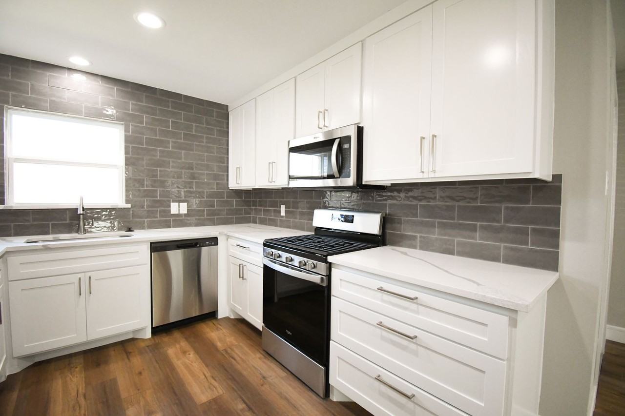 2805 Cornell Cir - Photo 2 of 16