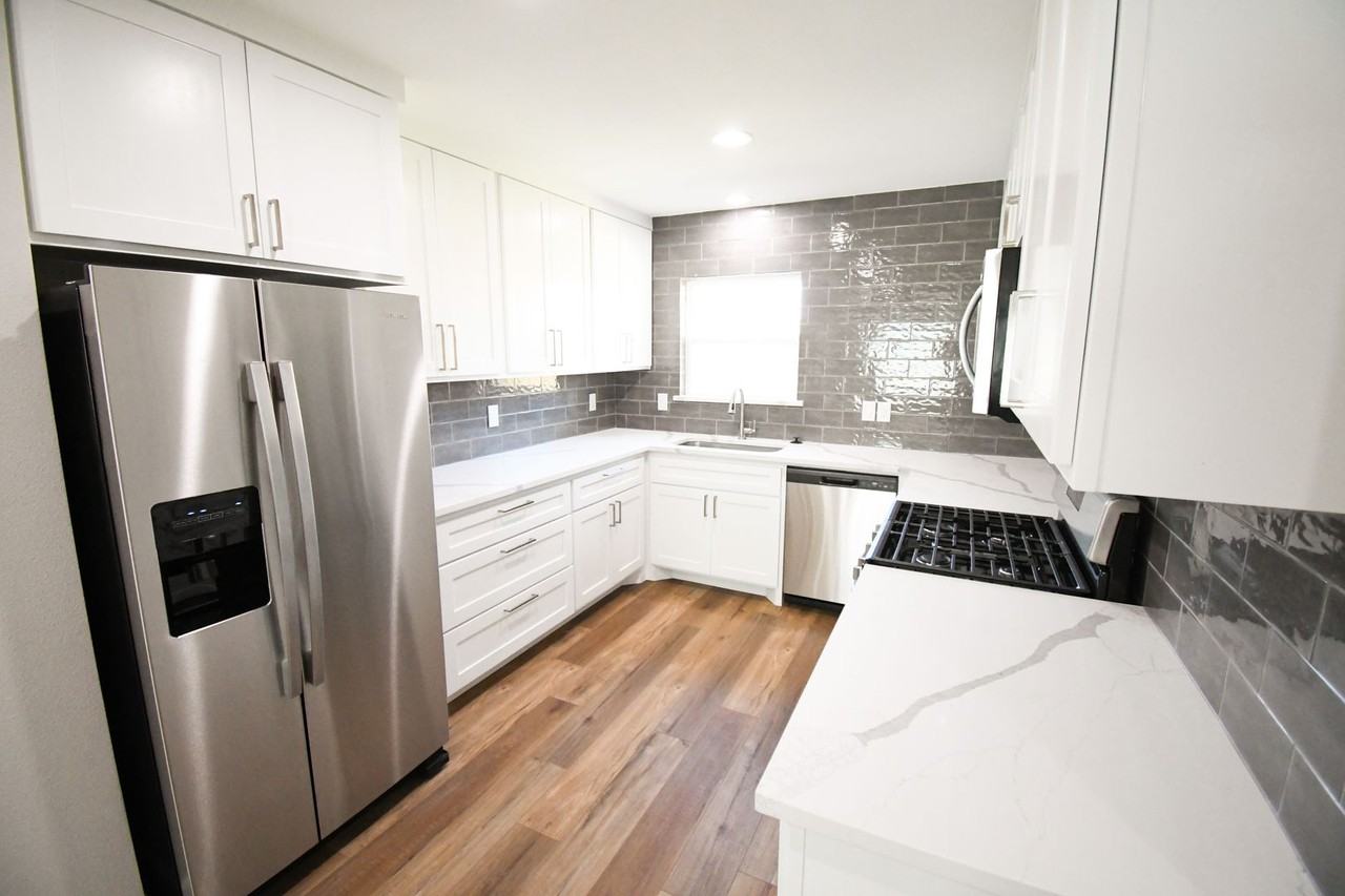 2805 Cornell Cir - Photo 5 of 16
