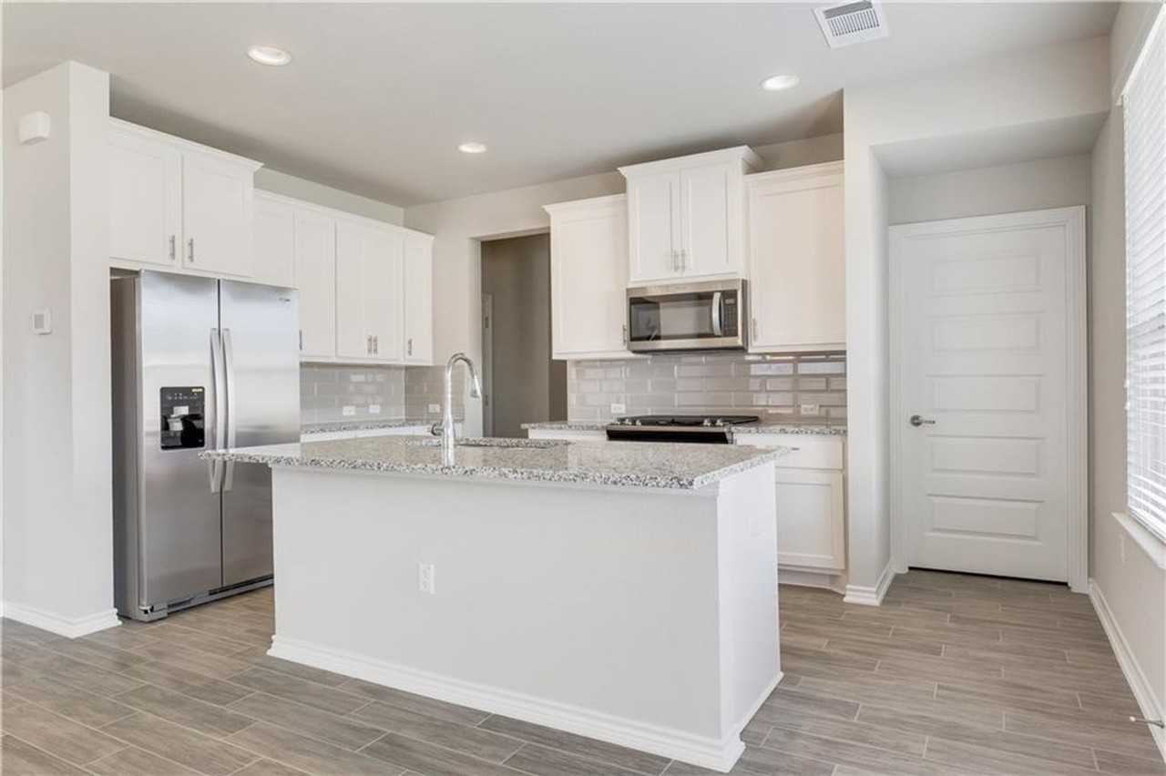14202 Mccoy Loop - Photo 4 of 36