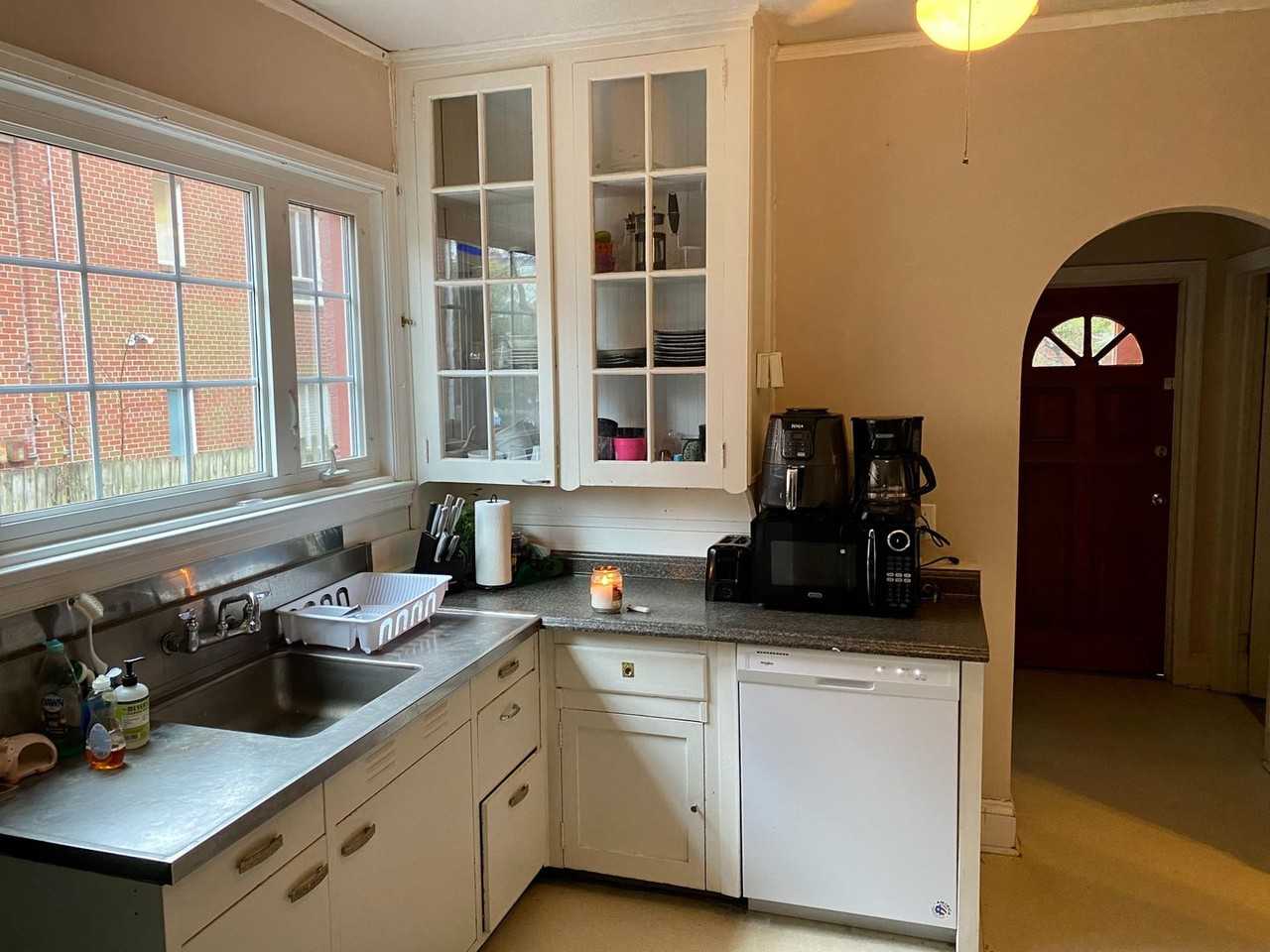 2505 Vanderbilt Ave - Photo 5 of 17