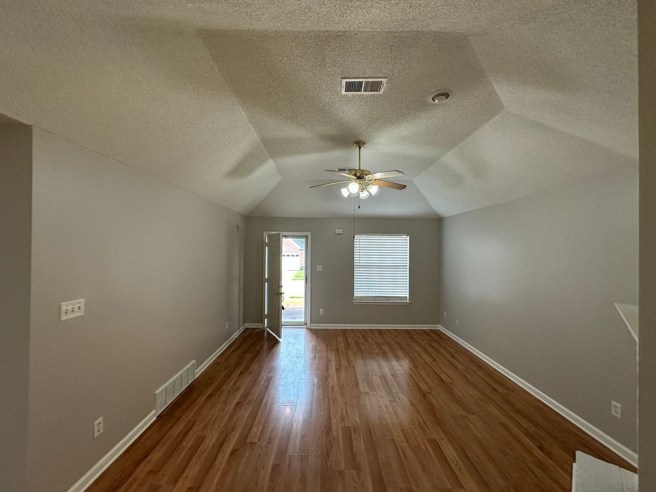 1098 Breezy Valley Dr - Photo 4 of 17