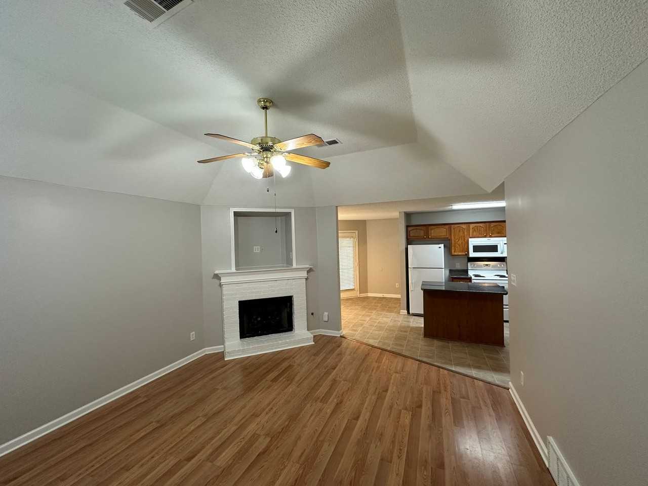 1098 Breezy Valley Dr - Photo 5 of 17