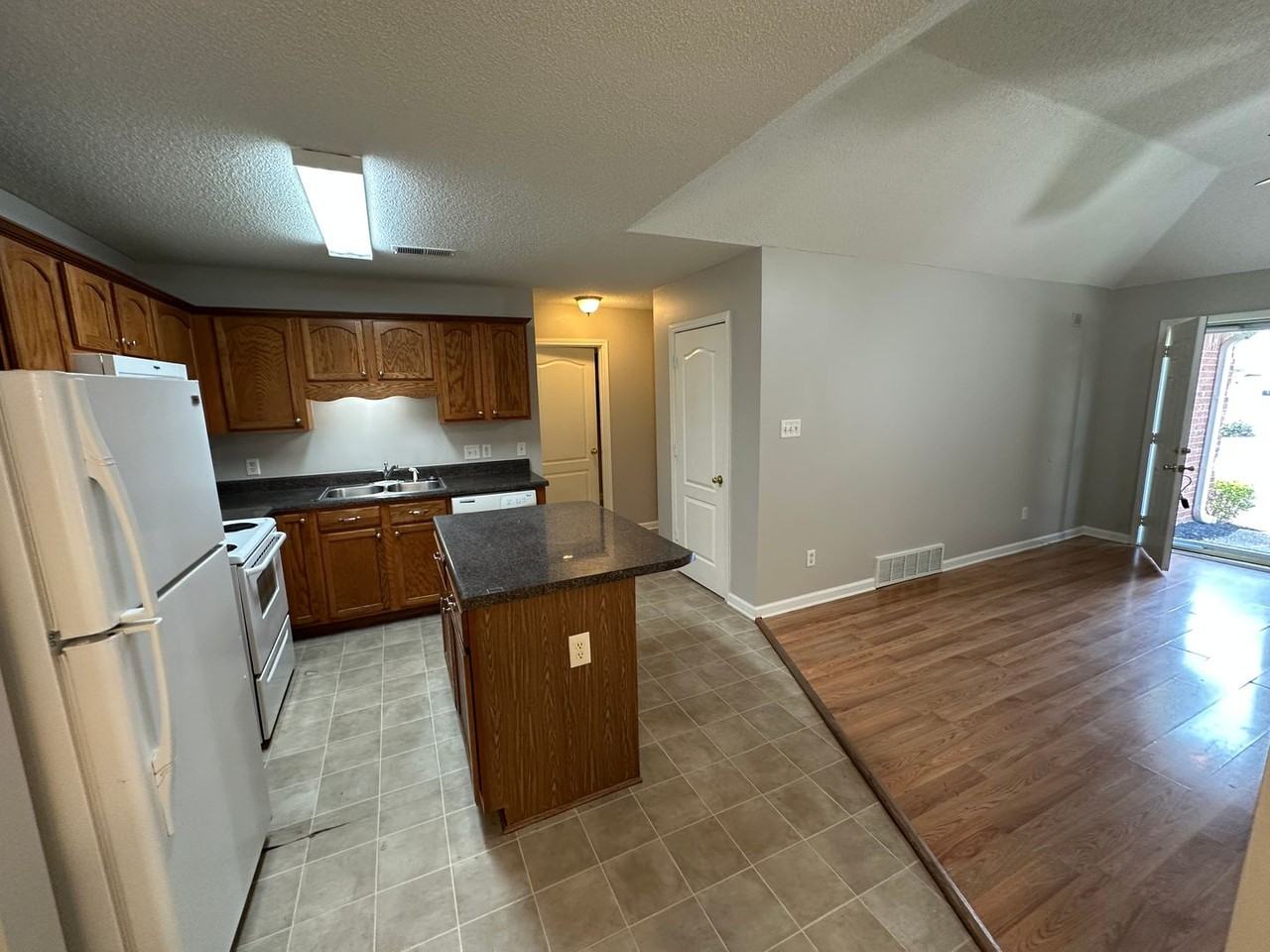 1098 Breezy Valley Dr - Photo 6 of 17