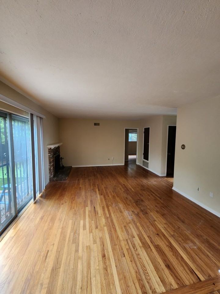 2609 Elyssee St - Photo 3 of 12