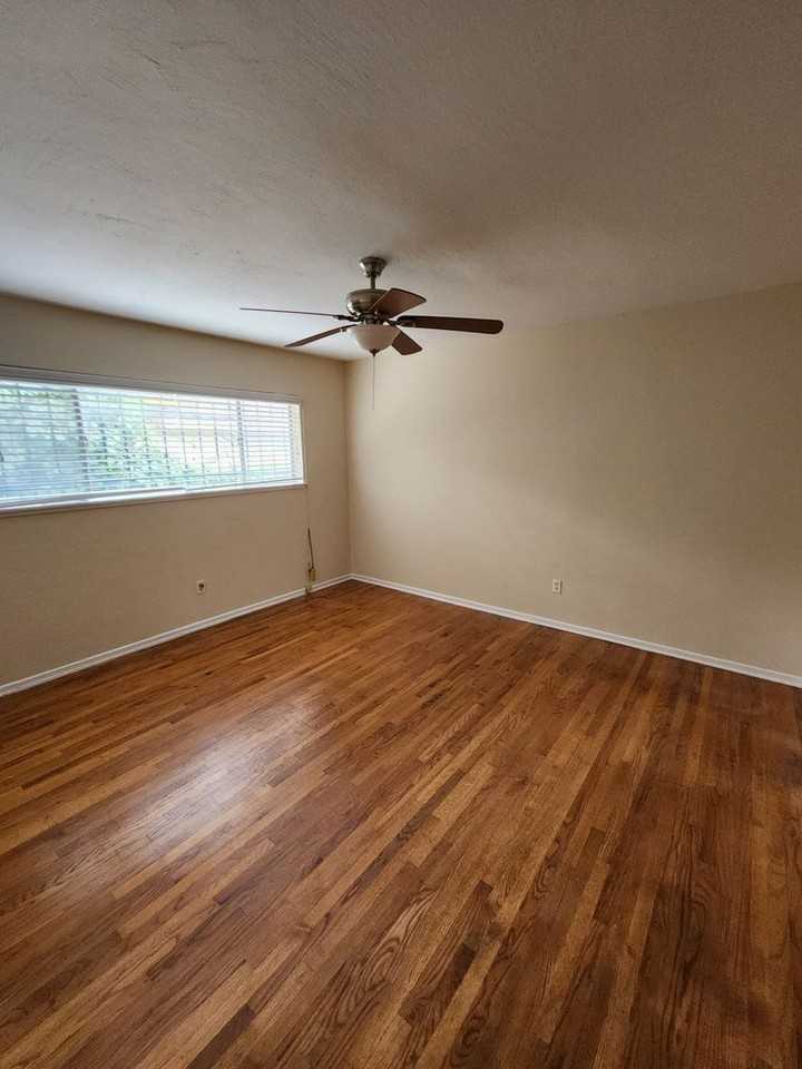 2609 Elyssee St - Photo 5 of 12