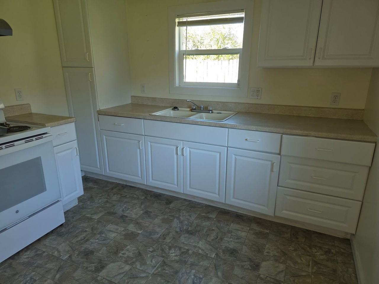 1804 Northcrest Dr - Photo 6 of 9