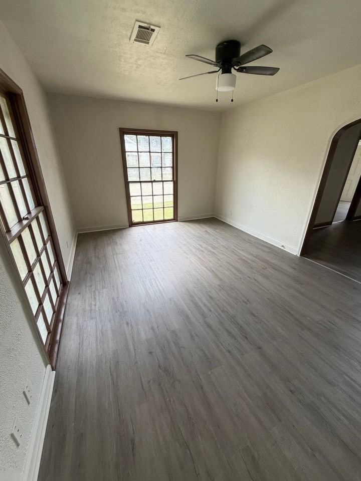 1398 Elgie St - Photo 2 of 9