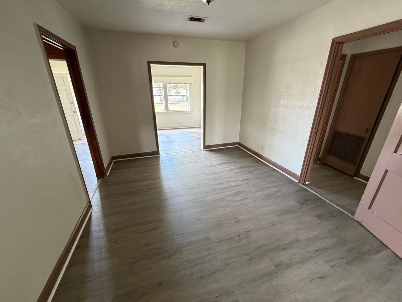 1398 Elgie St - Photo 3 of 9