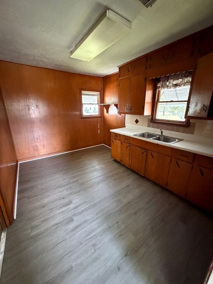 1398 Elgie St - Photo 7 of 9