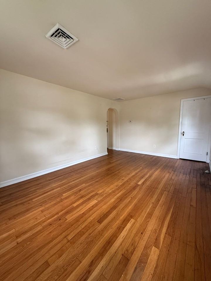 212 Manheim Ave - Photo 2 of 14