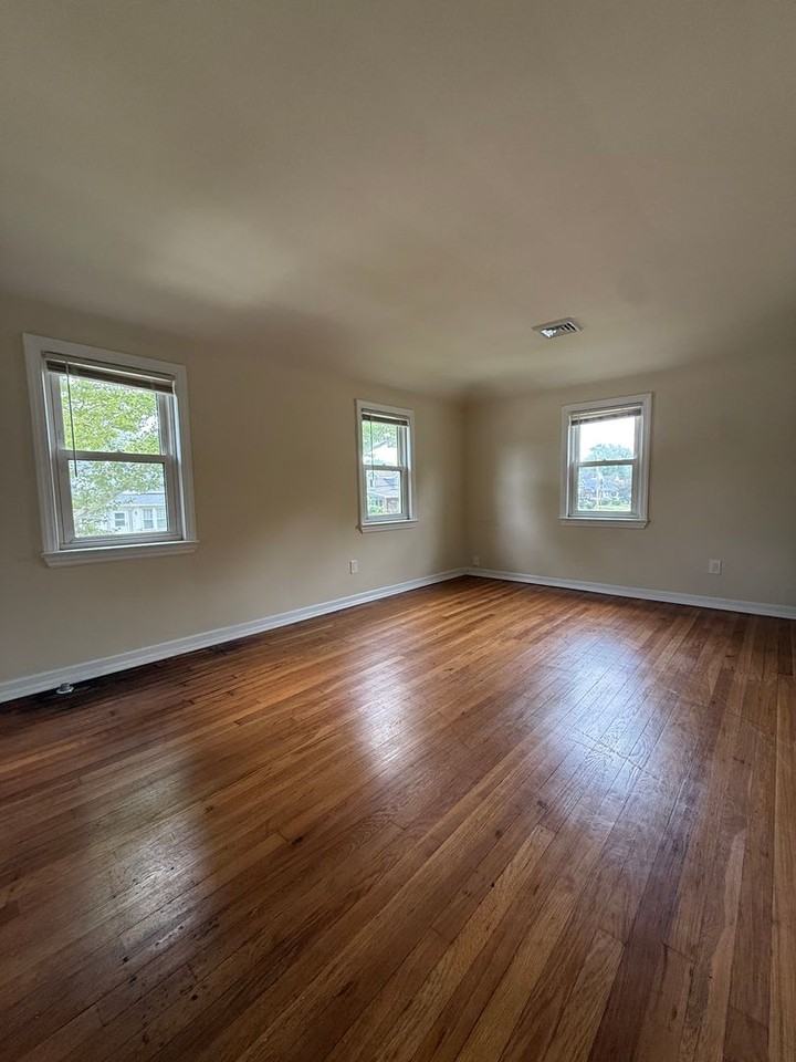 212 Manheim Ave - Photo 3 of 14