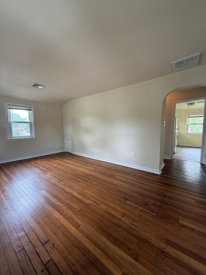 212 Manheim Ave - Photo 4 of 14