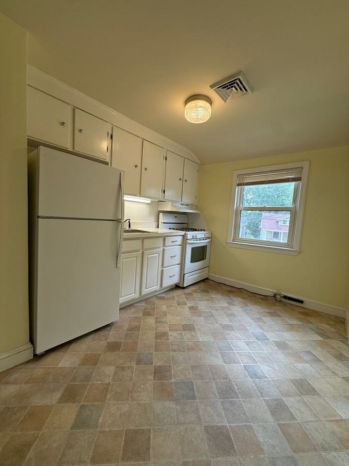 212 Manheim Ave - Photo 5 of 14