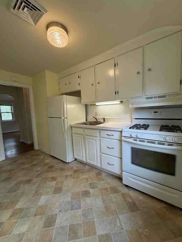 212 Manheim Ave - Photo 6 of 14
