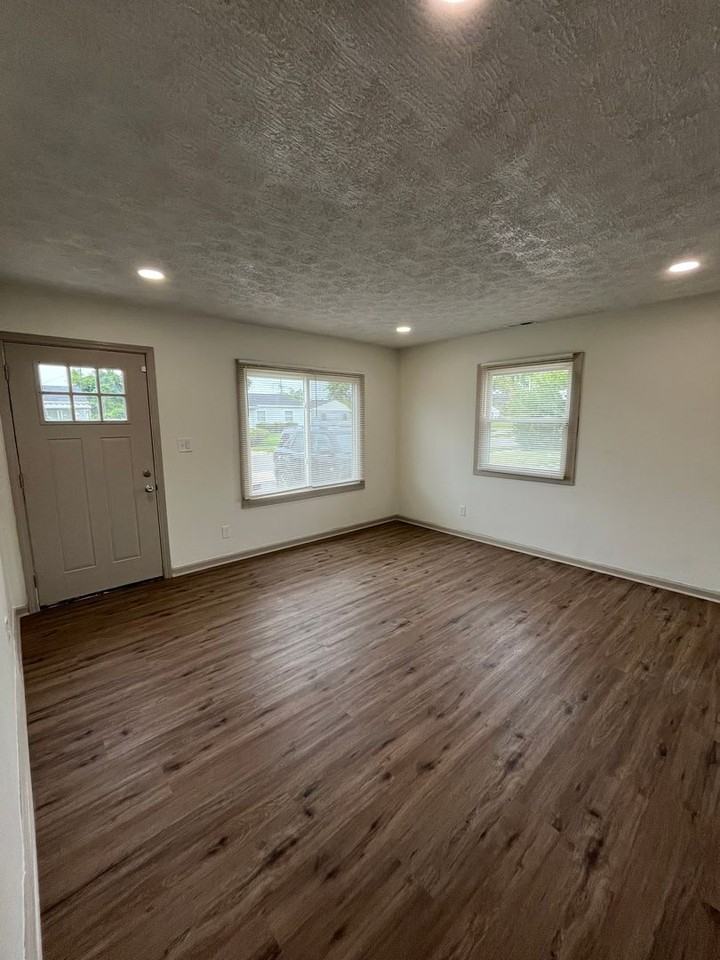 2083 Penrose Dr - Photo 4 of 19