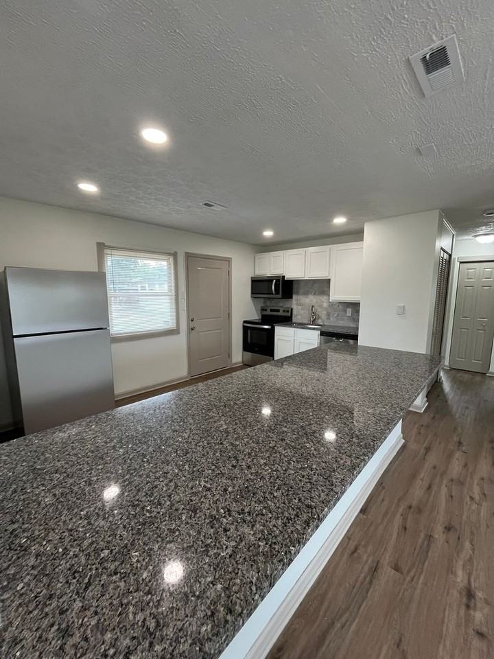 2083 Penrose Dr - Photo 5 of 19