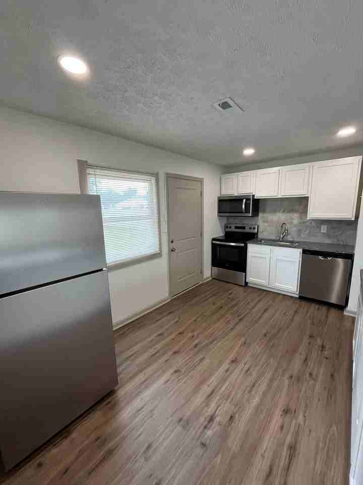 2083 Penrose Dr - Photo 6 of 19
