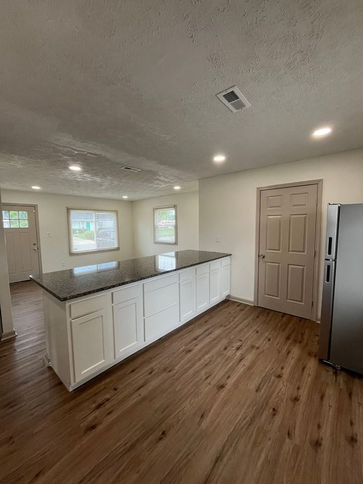 2083 Penrose Dr - Photo 7 of 19