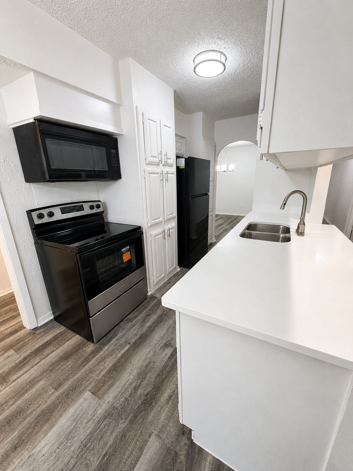 5309 Holly Trl - Photo 4 of 19