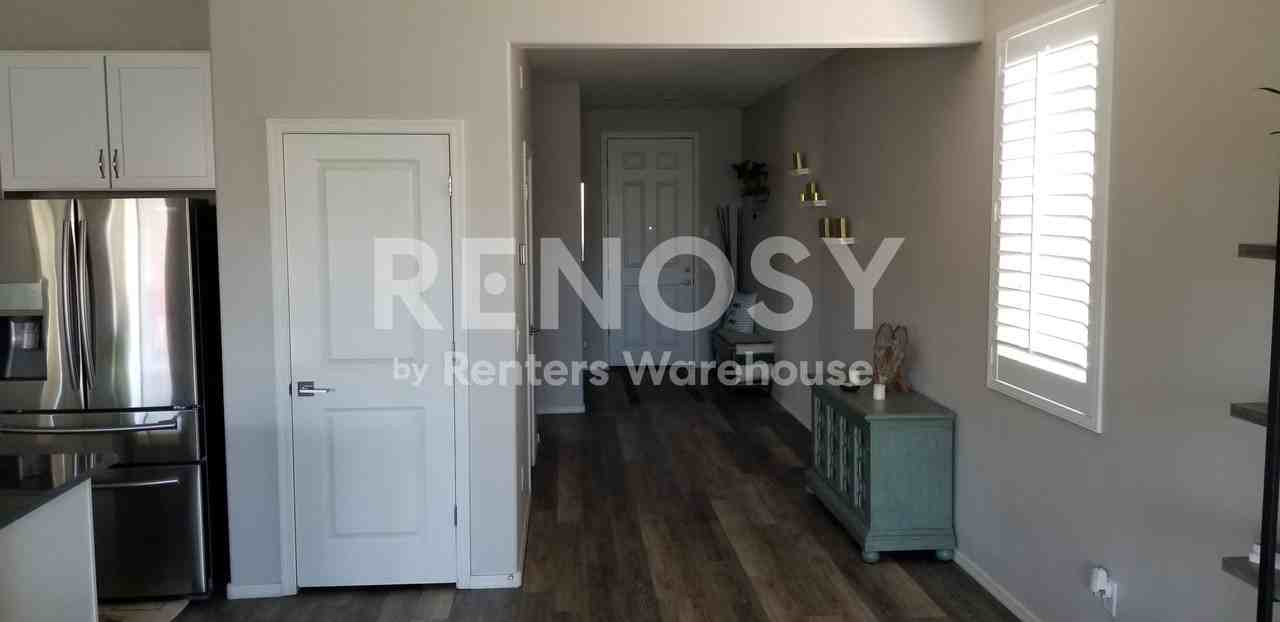 1803 E Grove St - Photo 4 of 28