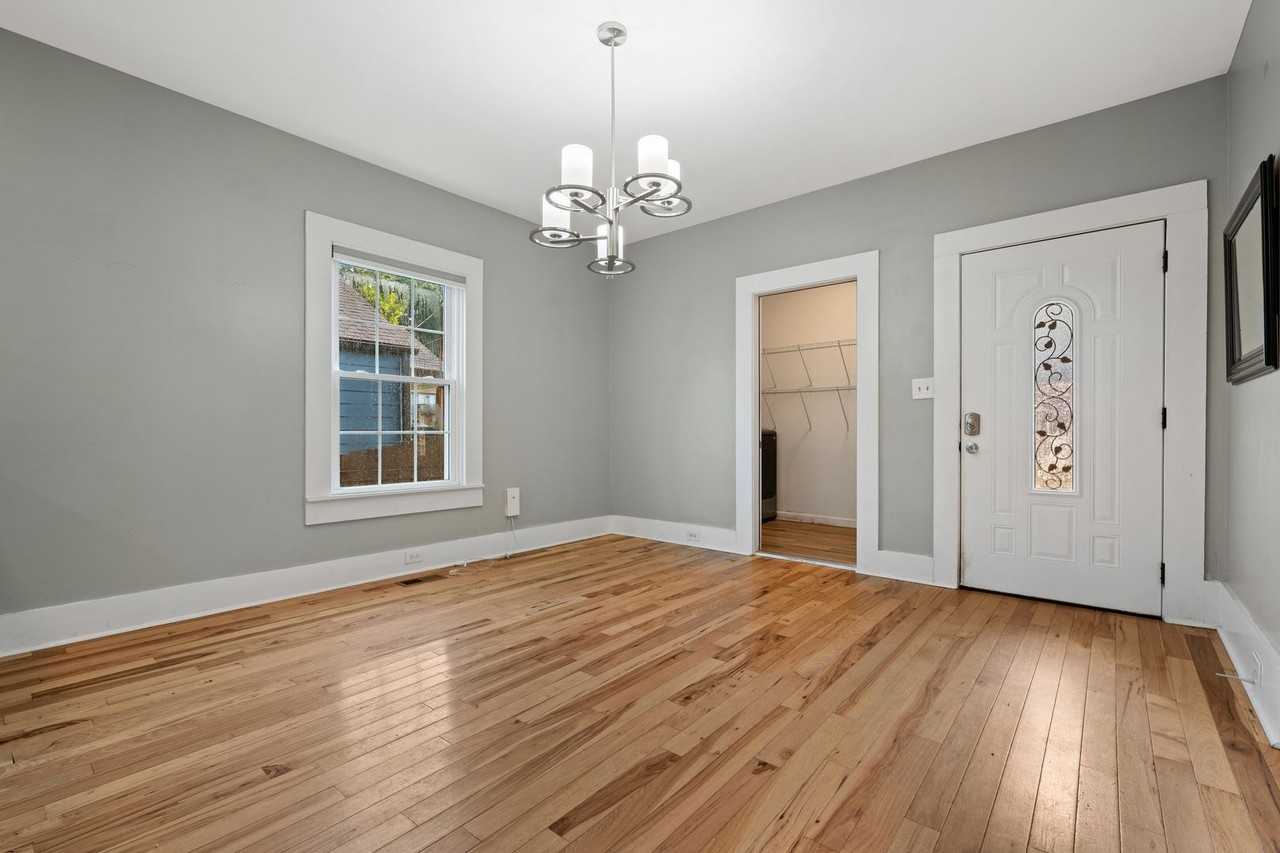 1103 Calvin St - Photo 5 of 24