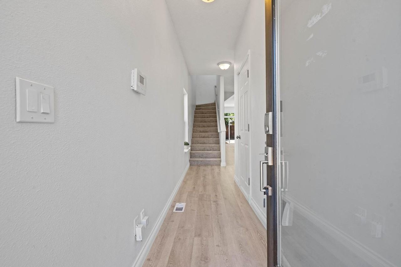 8526 N Haven Ave - Photo 3 of 38