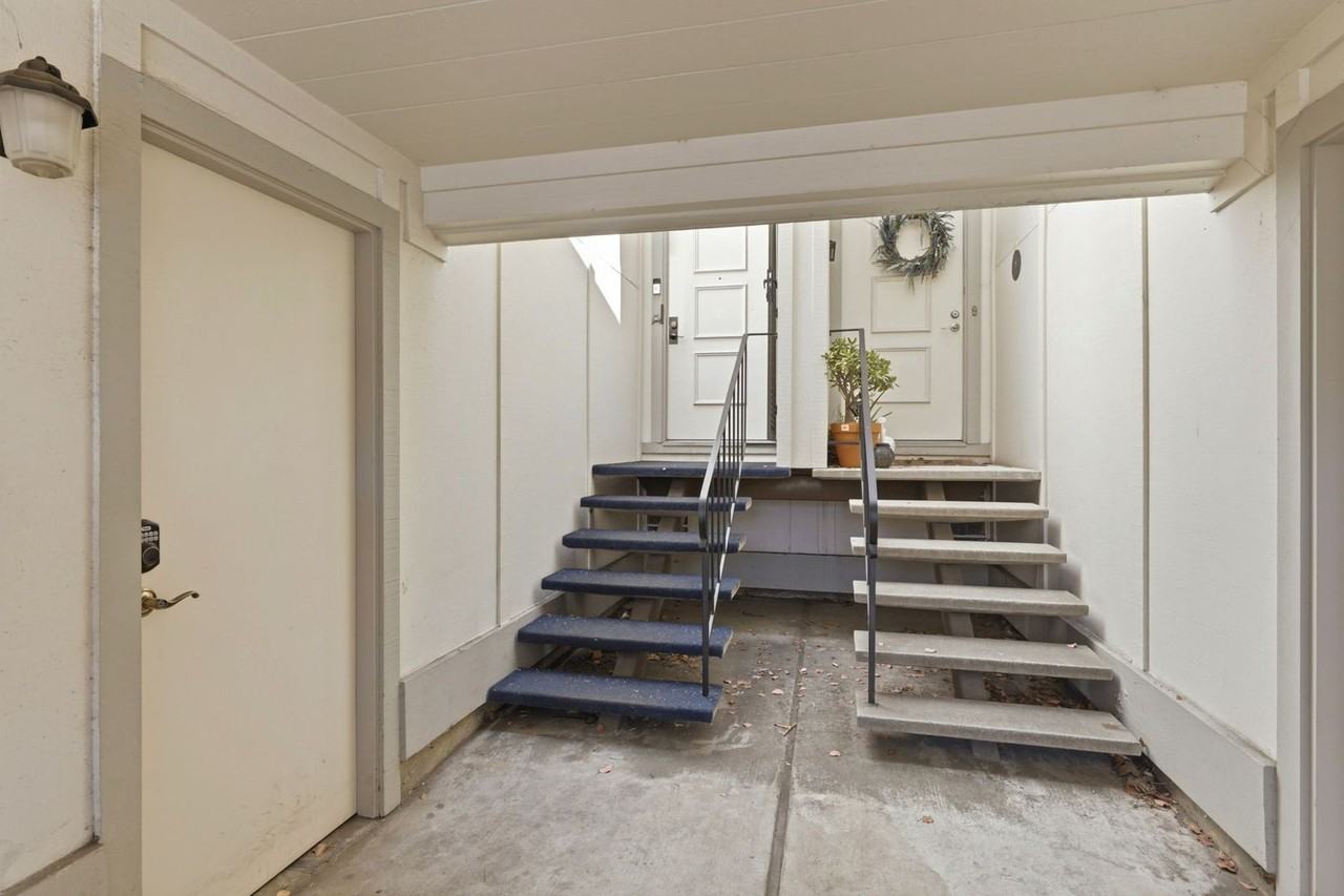 10893 Northfield Sq - Photo 4 of 43