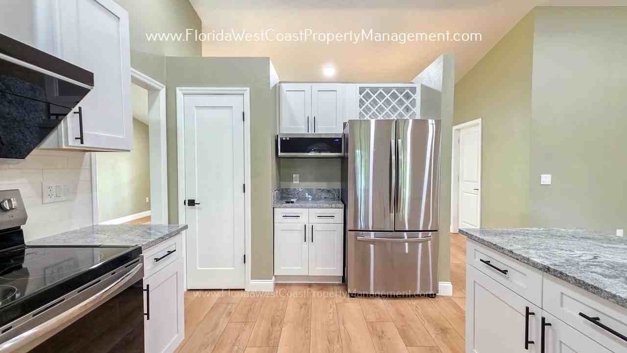 4667 Hamlets Grove Dr - Photo 6 of 50
