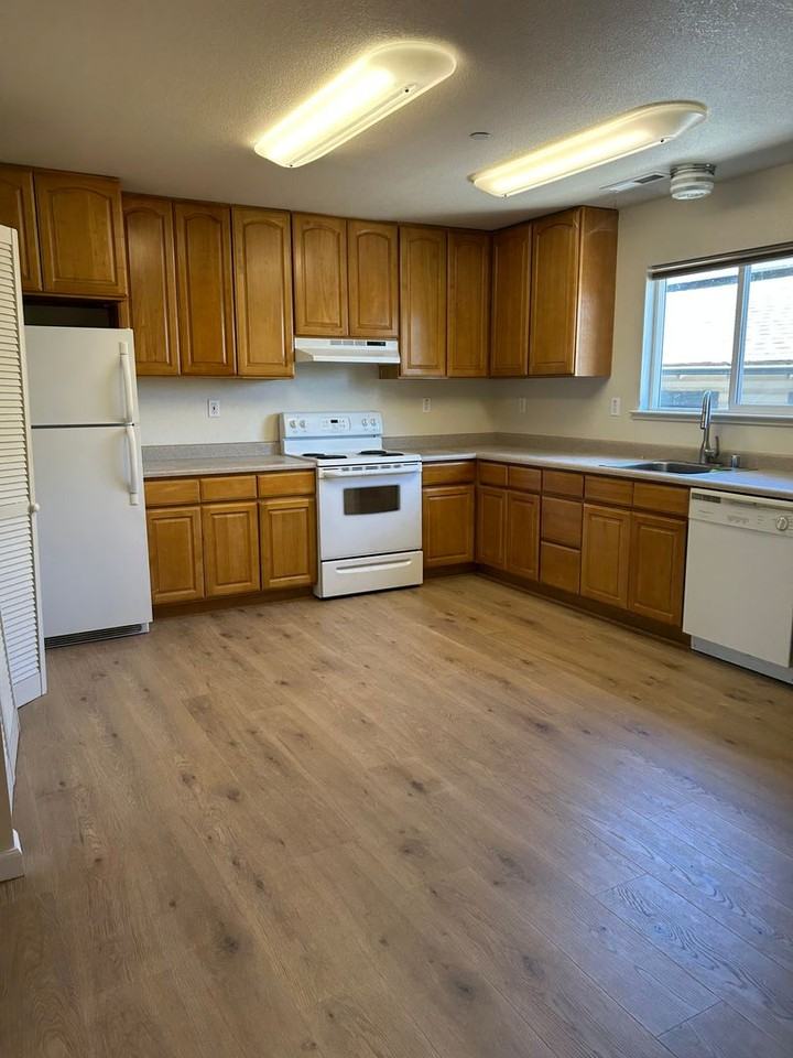 992A Grove St - Photo 3 of 10