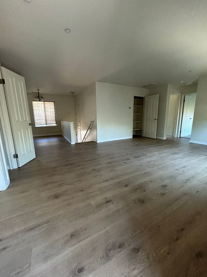992A Grove St - Photo 4 of 10