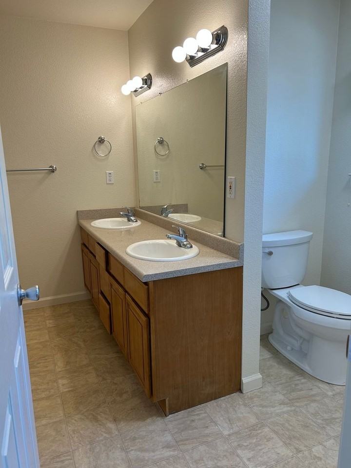 992A Grove St - Photo 6 of 10