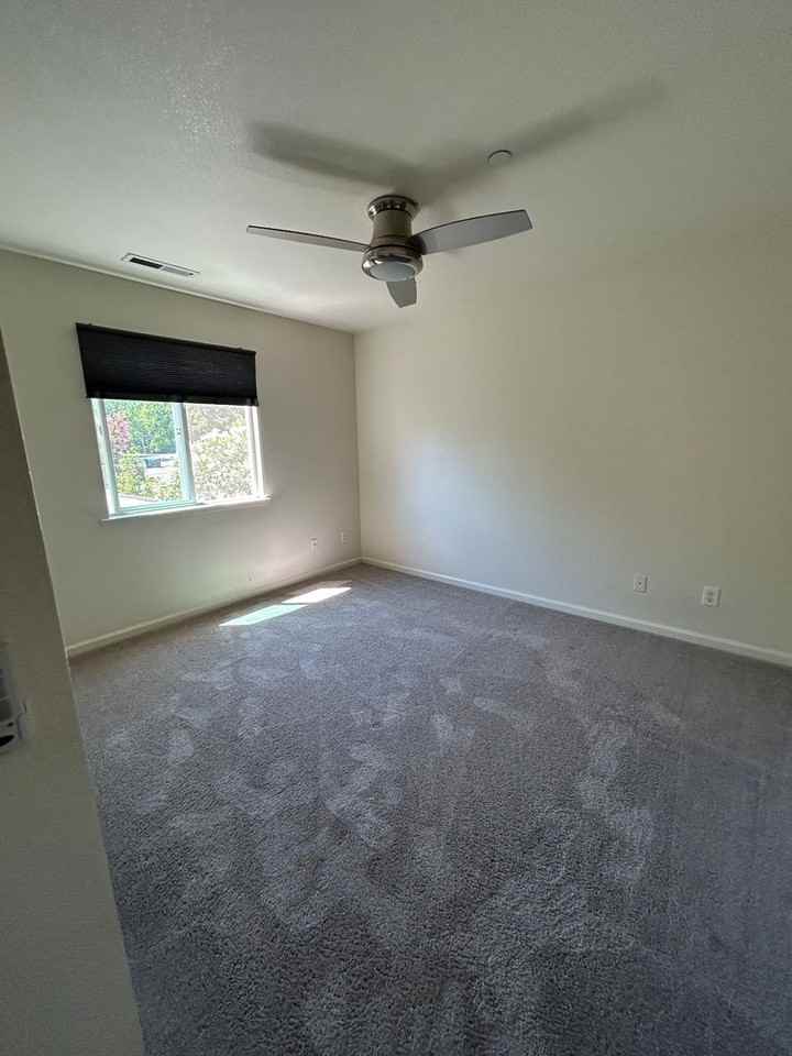 992A Grove St - Photo 7 of 10