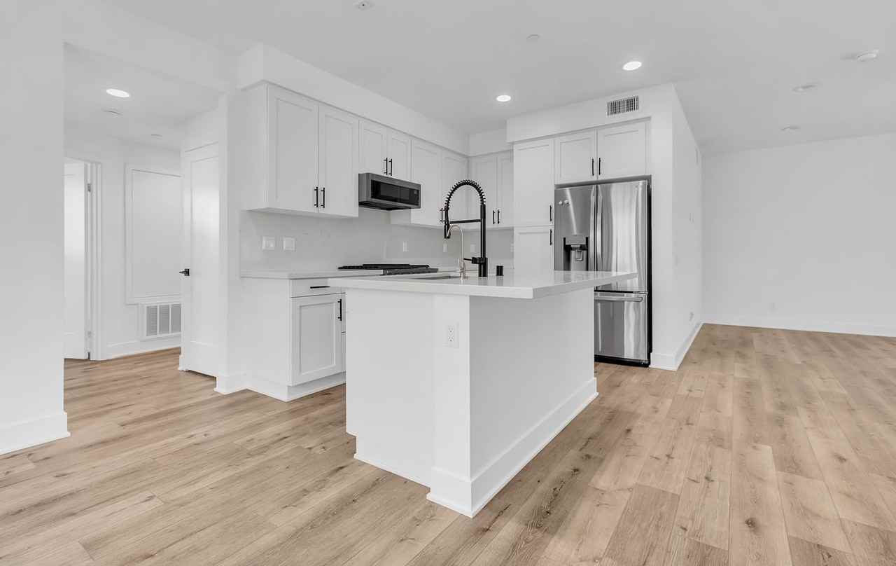 2923 Exposition Pl #2 - Photo 5 of 24