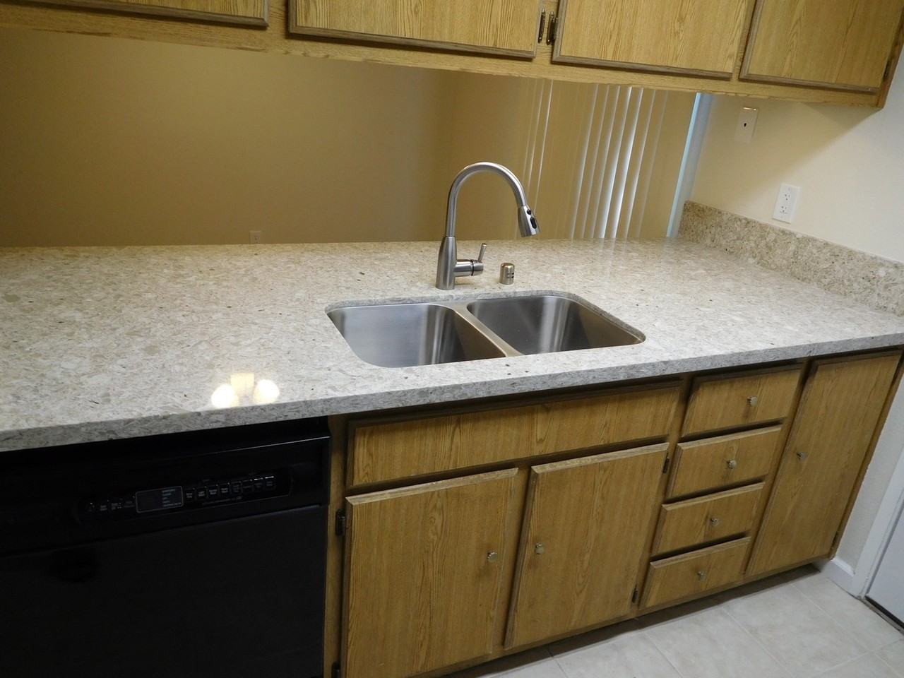 215 Roundtree Ct - Photo 2 of 10