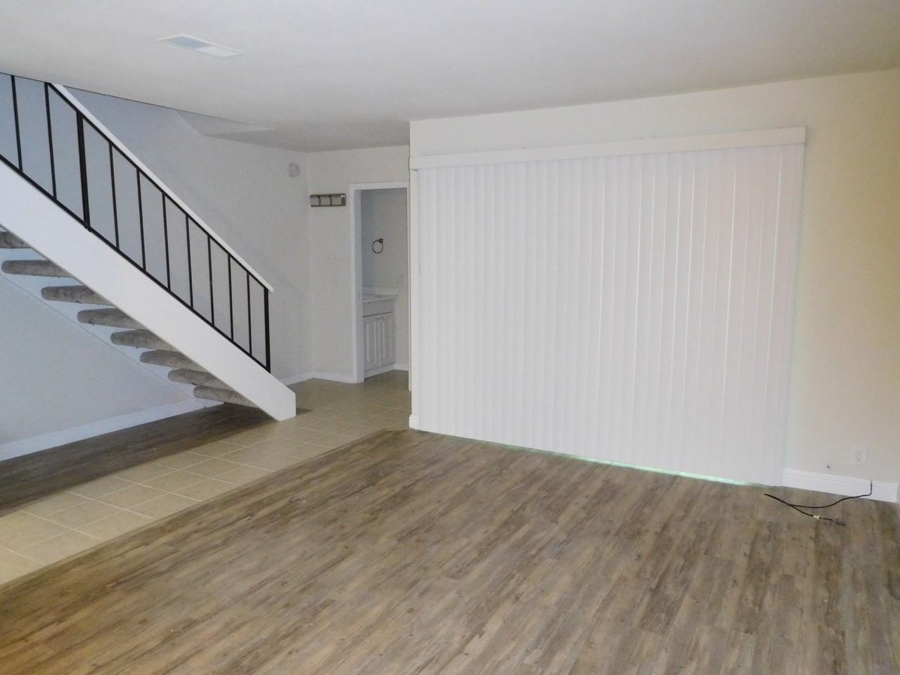 215 Roundtree Ct - Photo 5 of 10