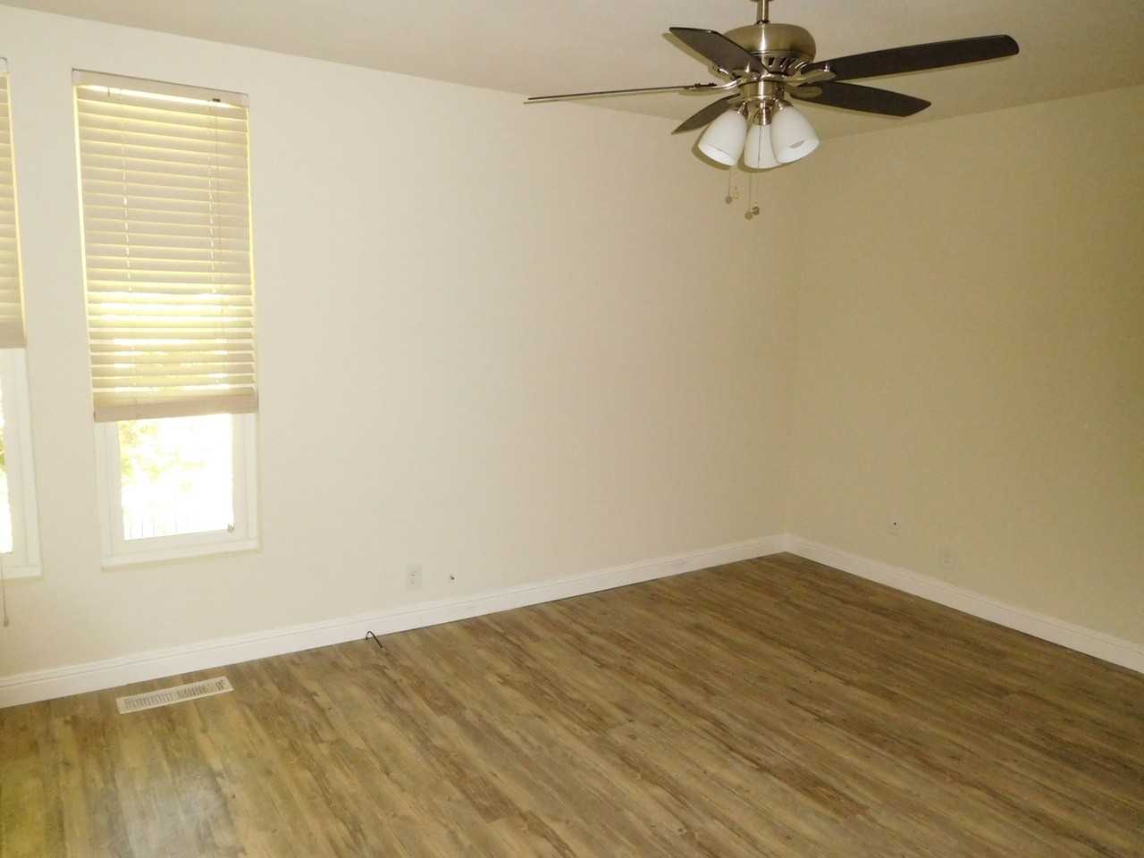 215 Roundtree Ct - Photo 6 of 10