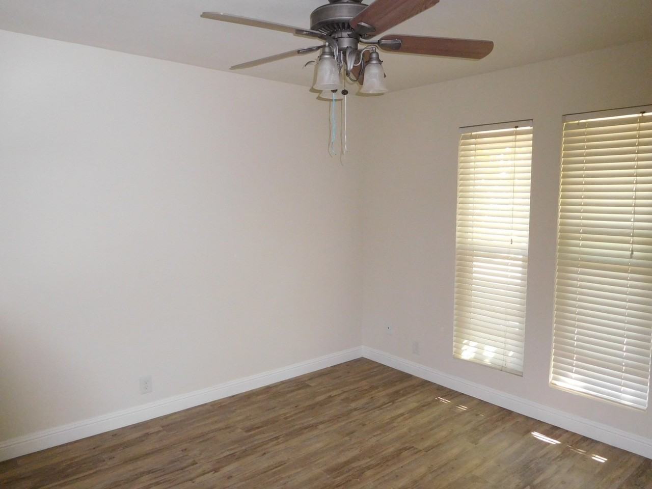 215 Roundtree Ct - Photo 7 of 10