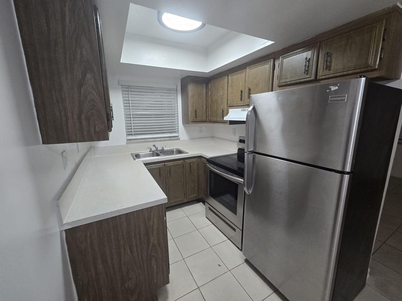 100 NE 9 St Pompano Beach, FL 33060 - Photo 3 of 8