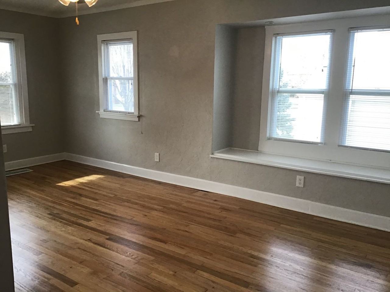 14704 Delaware Ave - Photo 4 of 16