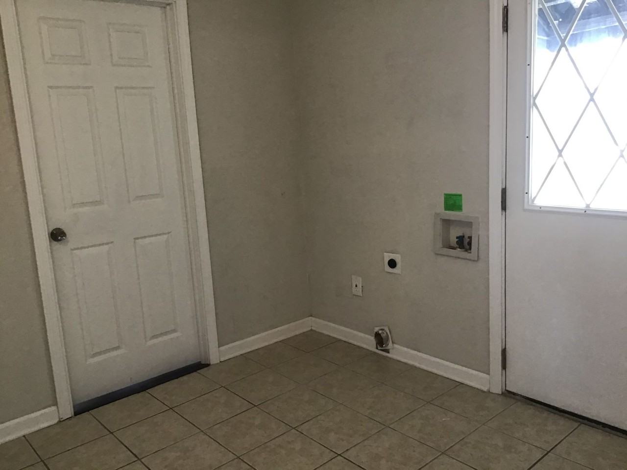 14704 Delaware Ave - Photo 7 of 16
