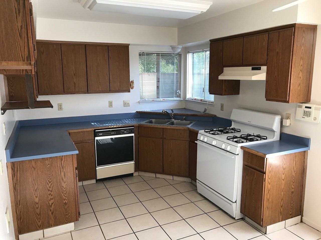 5233 W Iris Ct - Photo 2 of 10