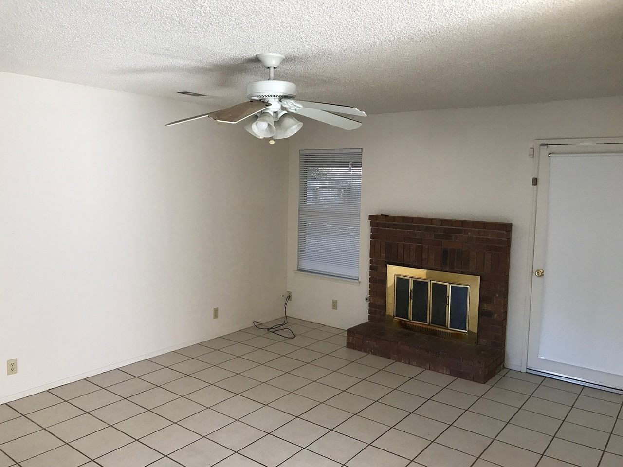 5233 W Iris Ct - Photo 3 of 10