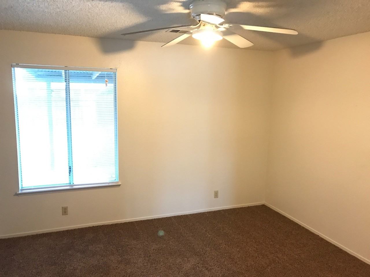 5233 W Iris Ct - Photo 4 of 10